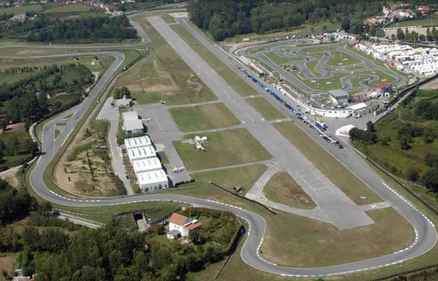 Vista aérea do complexo KIB com autódromo e kartódromo