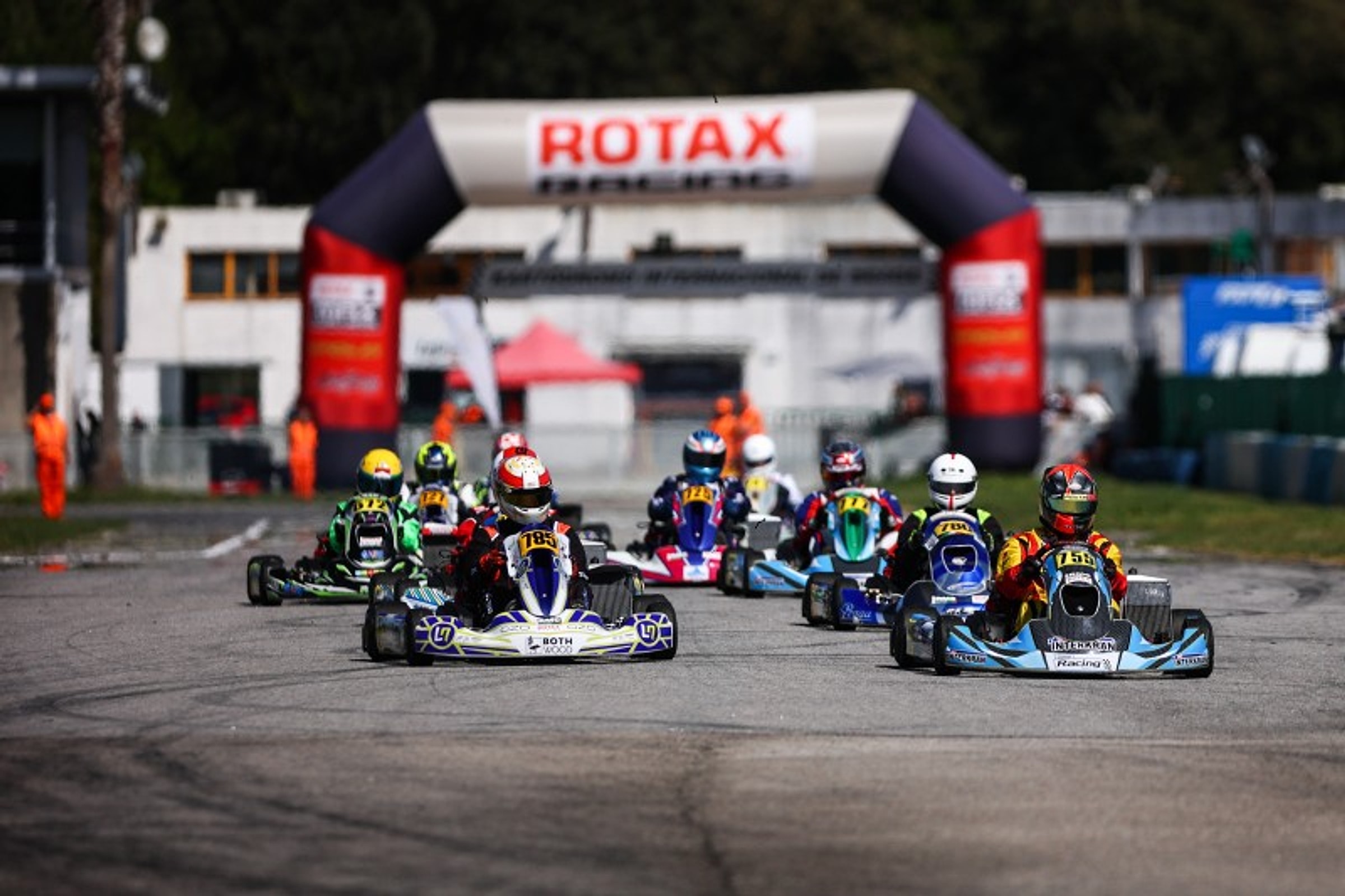 Corrida de karts no Kartódromo Internacional de Braga com arco Rotax Racing